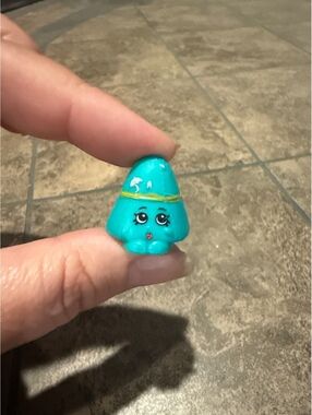 Taylor Rayne, a rare rain hat character from Shopkins Season 3